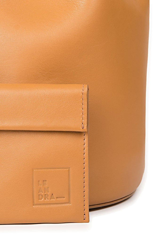 Imagen detalle bolsillo interior de Bolso saco piel camel Leandra. Bolso de piel Made in Spain Leandra