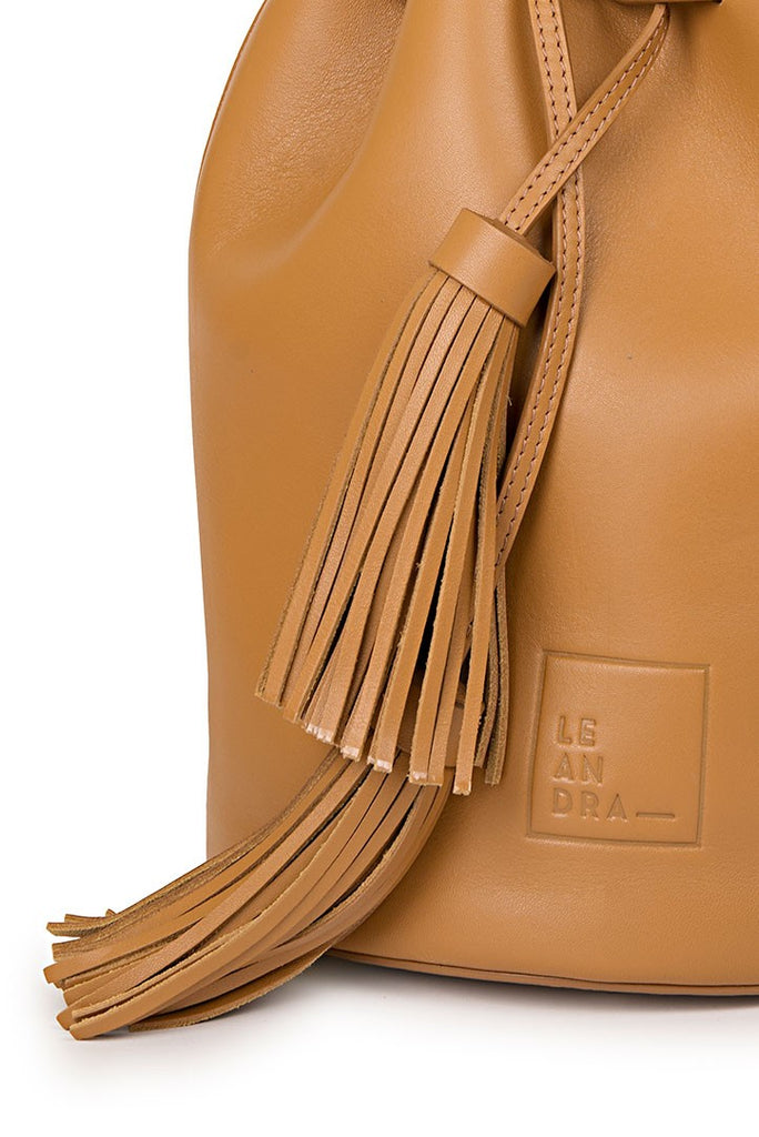 Imagen detalle borla de Bolso saco piel toffee Leandra. Bolso de piel Made in Spain Leandra