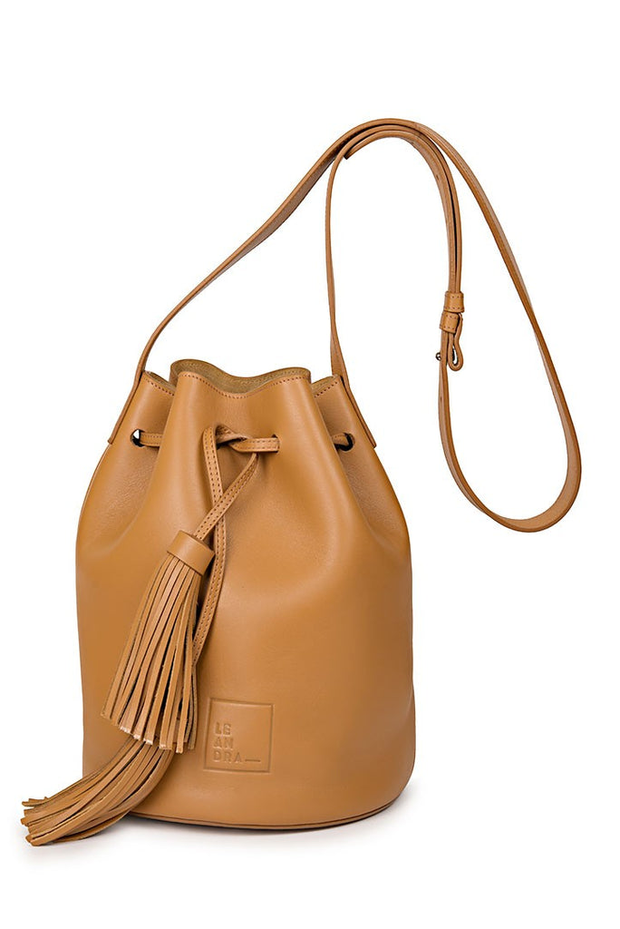 Imagen frontal de bolso saco piel camel Leandra. Bolso de piel Made in Spain Leandra