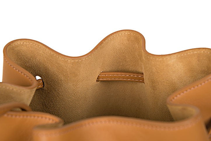 Imagen interior de bolso saco piel camel Leandra. Bolso saco de piel camel  Leandra