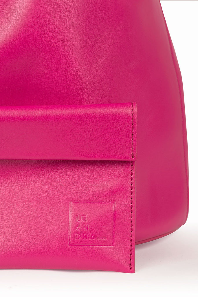 Imagen detalle bolsillo de bolso tipo bucket bag  o saco piel fucsia Leandra.  Bolsos de piel Made in Spain Leandra