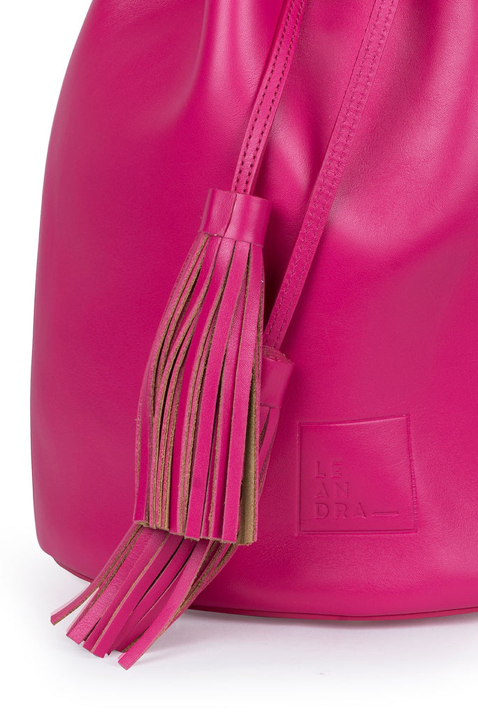 Imagen detalle borla de bolso tipo bucket bag  o saco piel fucsia Leandra.  Bolsos de piel Made in Spain Leandra