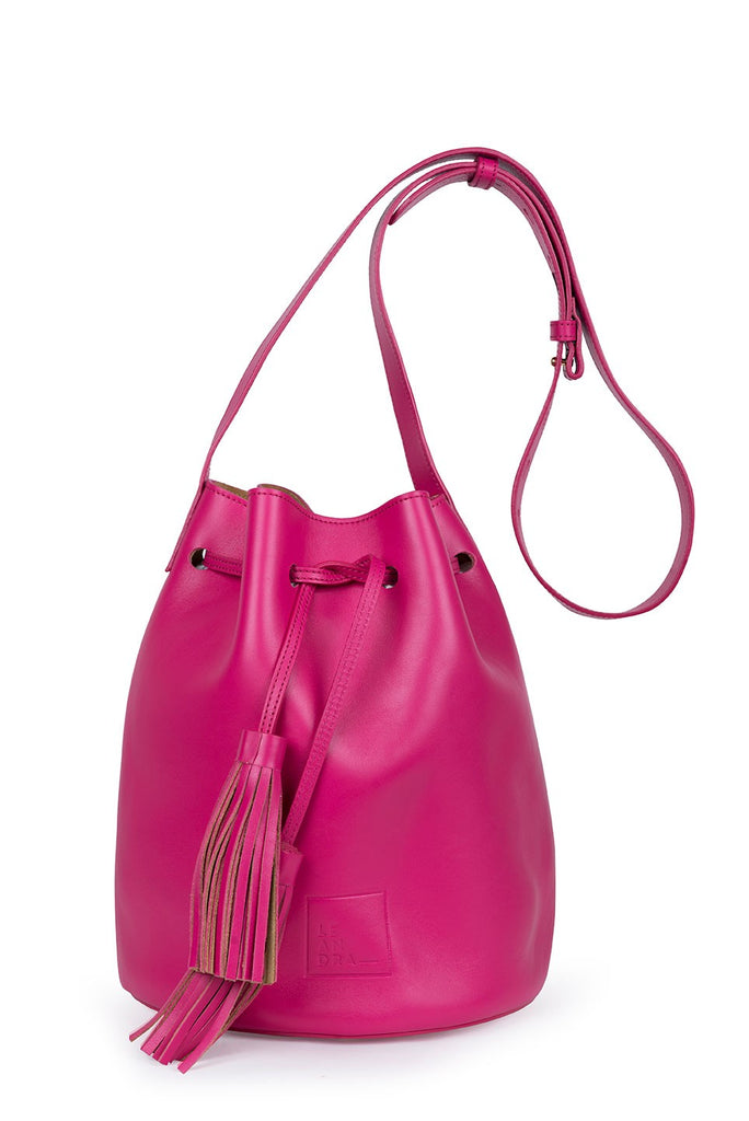 Imagen de bolso de piel tipo saco fucsia Leandra.  Bolso de piel bucket bag Made in Spain Leandra