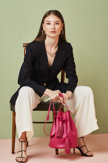 Imagen de modelo con Bucket bag color fucsia Leandra. Bolso de piel made in Spain Leandra
