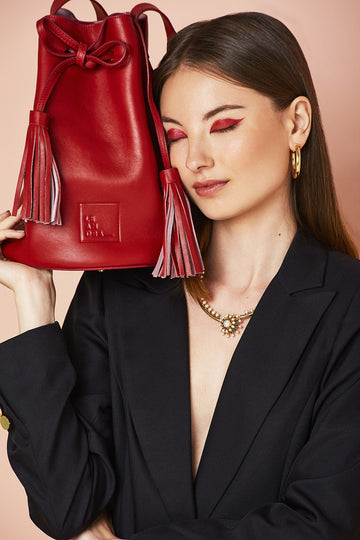 Imagen de modelo con bolso saco piel suave rojo Leandra. Bolso de piel Made in Spain Leandra