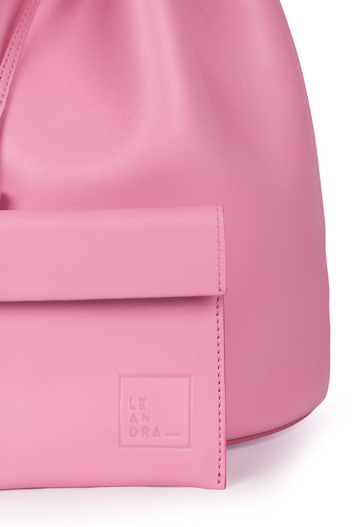 Imagen detalle de bolsillo interior. Bolso saco de piel rosa Leandra. Bolso de piel color rosa Made in Spain Leandra