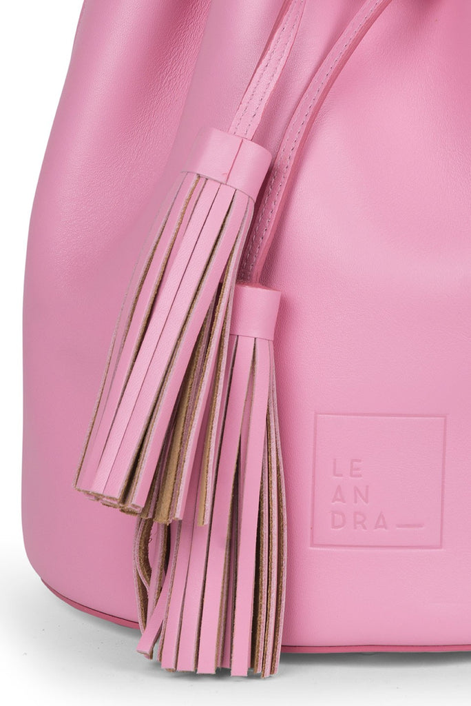 Imagen detalle borlas de bolso saco de piel rosa Leandra. Bolso saco de piel color rosa Leandra. Bolso saco de piel color rosa Made in Spain Leandra