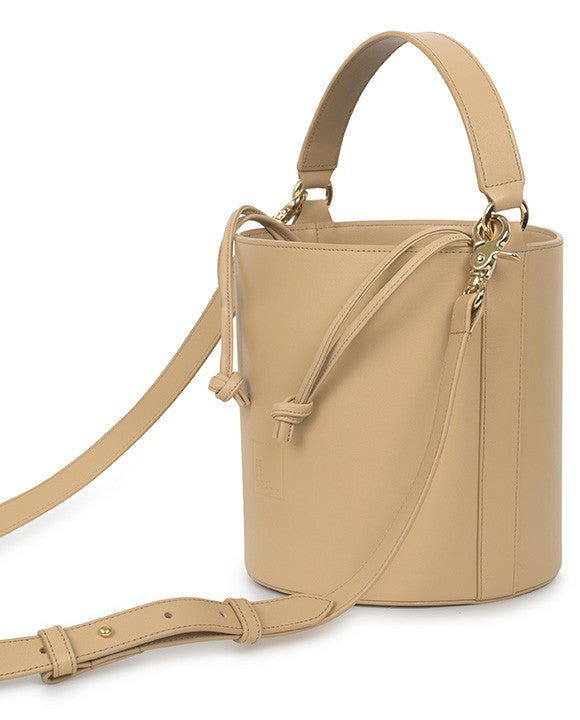 Bucket de piel color beige Leandra. Bolsos de piel made in Spain Leandra imagen asa extendida.