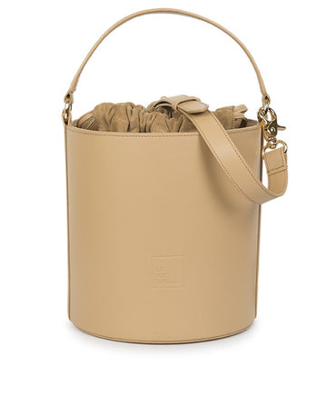 Bolso bucket de piel color beige Leandra. Bolsos piel made in Spain Leandra. Imagen frontal del bolso.