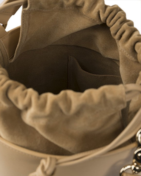 Bucket de piel color nude  Leandra. Bolso de piel made in Spain Leandra. Detalle bolsillo interior.