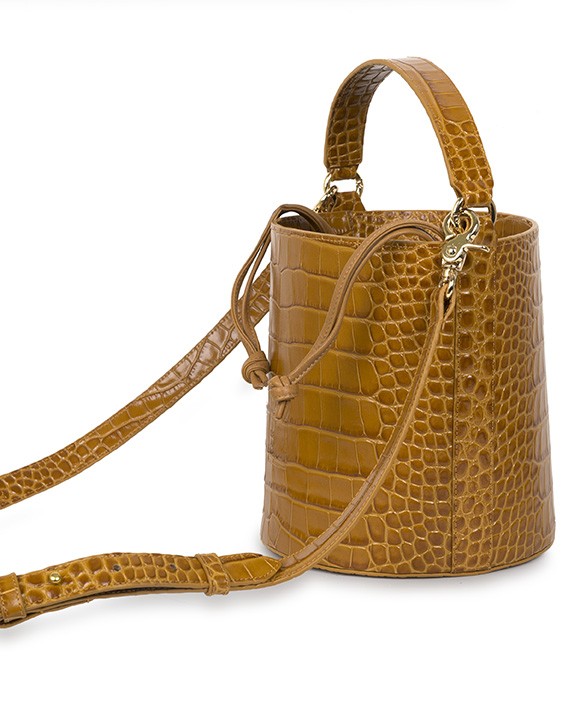 Bolso de piel vacuna grabada en coco color caramel tipo cubo Leandra made in Spain imagen asa extendida