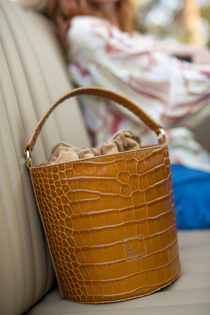 Bolso de piel vacuna grabada en coco color caramel tipo cubo Leandra made in Ubrique imagen frontal 