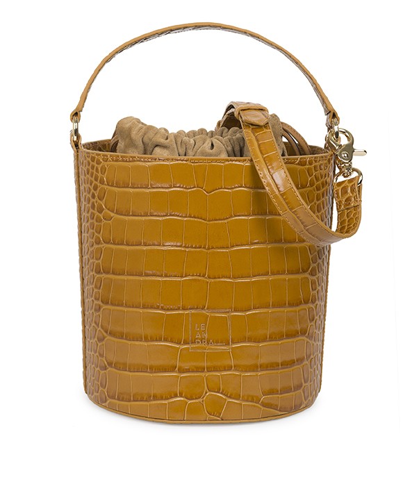 Bolso tipo bucket de piel vacuna grabada en coco color camel. Bolso tipo cubo Leandra imagen frontal.