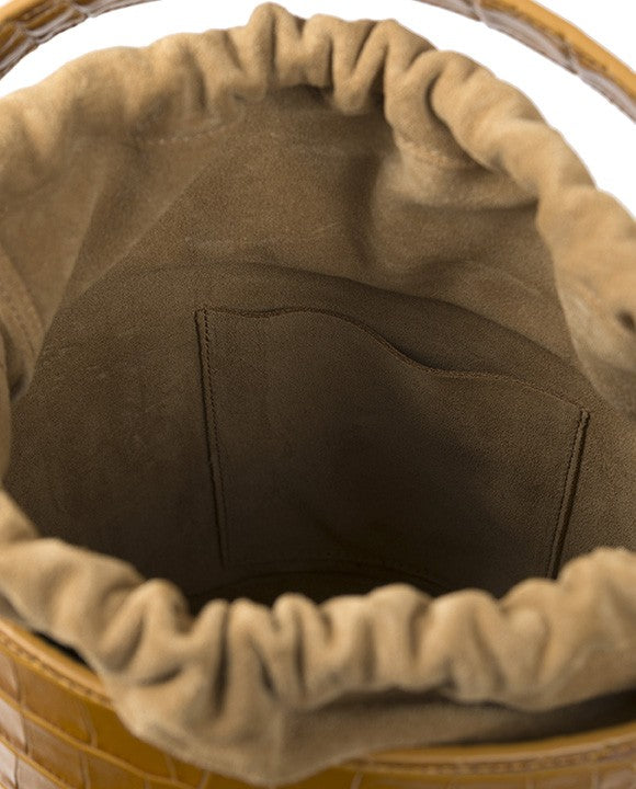 Bolso de piel vacuna grabada en coco color caramel tipo cubo Leandra imagen interior bolso.