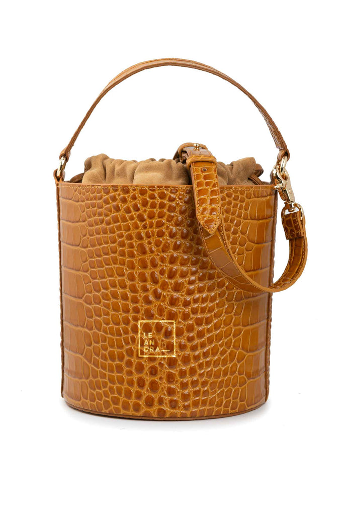Bolso de piel grabada en coco tipo bucket color caramelo. Bolso de piel made in Spain Leandra mimagen detalle frontal