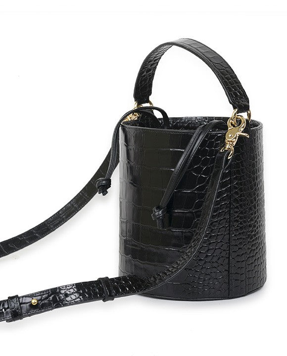 Bolso de piel grabada en coco negro Leandra. Bolso de piel made in Spain Leandra imagen oblicua asa extendida