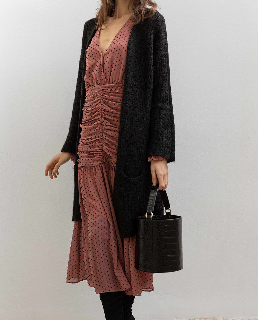 Bucket de piel negro grabado en coco Leandra. Bolso made in Spain Leandra. Imagen con modelo asa corta