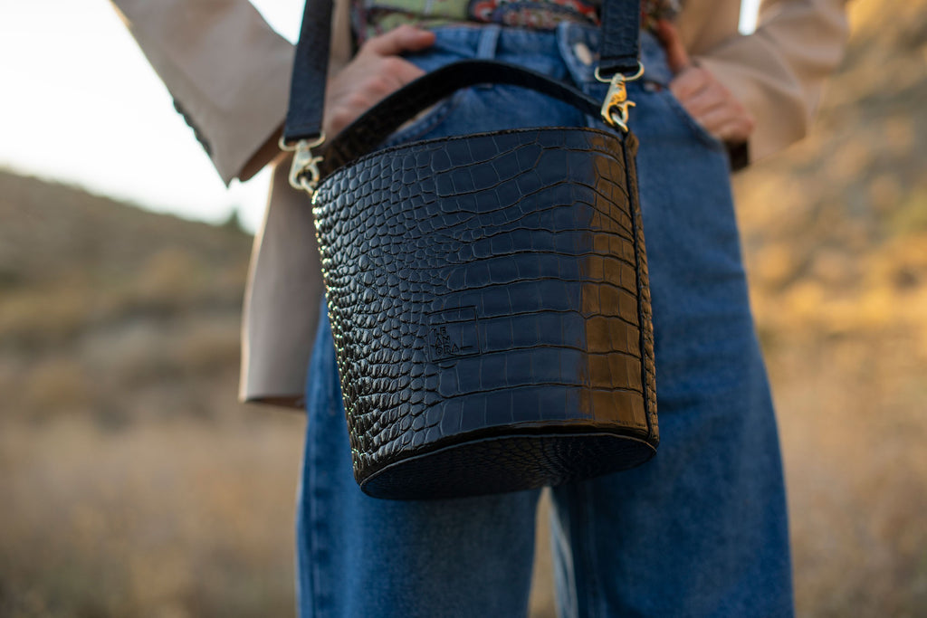 Bolso bucket negro coco Leandra. Bolso de piel made in Spain Leandra. Imagen con modelo.