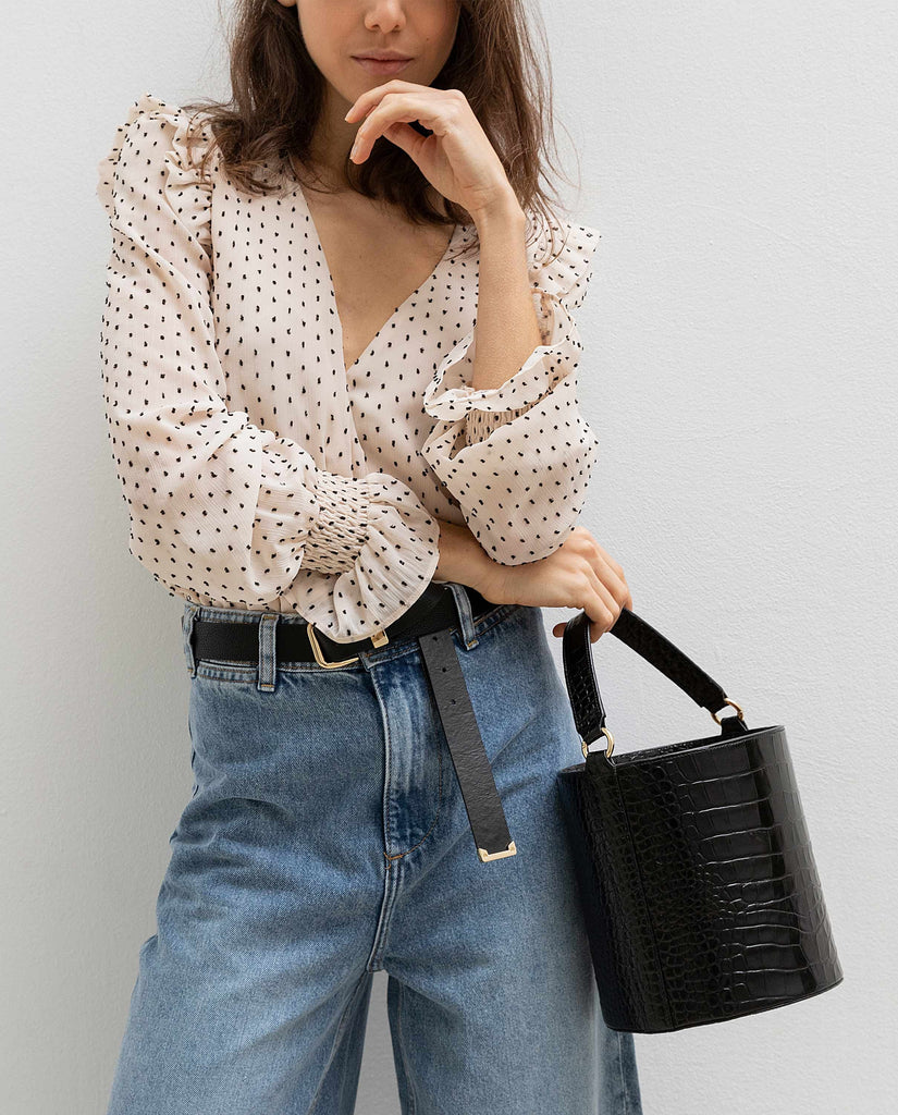 Bolso de piel grabado en coco negro Leandra. Bolso de piel made in Spain Leandra imagen modelo