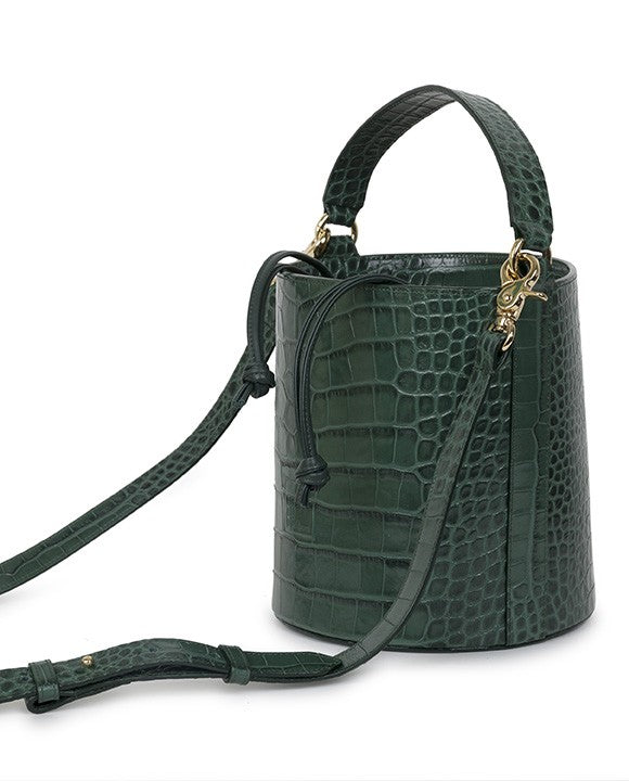 Bolso tipo cubo o bucket bag en piel vacuna grabada en coco color verde  Leandra. Imagen asa larga extendida