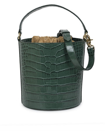 Bolso de piel tipo cubo o bucket bag en piel vacuna grabada en coco color verde Forest made in Ubrique Leandra.  Imagen frontal.