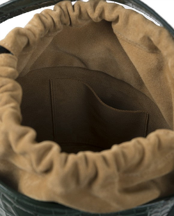 Interior de bolso de piel tipo cubo o bucket de piel grabada en coco verde Leandra. 