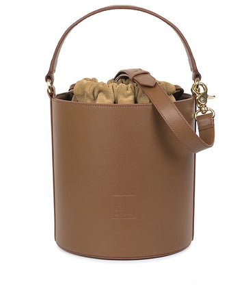 Bolso de piel color cognac tipo bucket. Bolsos de piel made in Spain Leandra. Imagen frontal bolso.