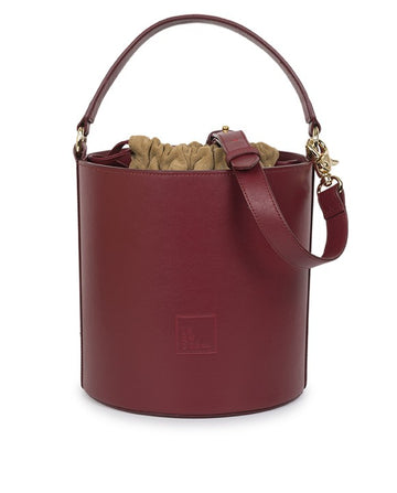 Bolso burdeos tipo bucket de piel Leandra con asa de mano y asa bandolera. Bolso de piel made in Spain Leandra imagen frontal.