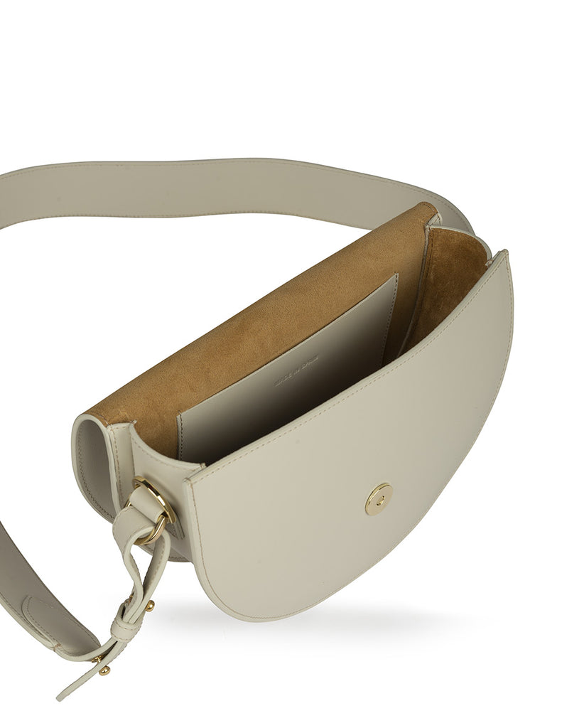 Interior del bolso tipo saddle bag color crema Leandra. Bolso de piel Leandra.