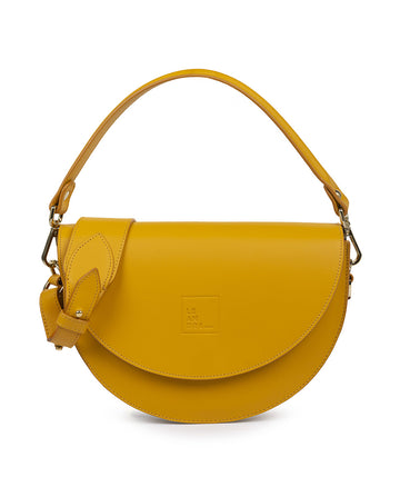 Imagen frontal de bolso tipo Saddle de piel color amarillo mostaza Leandra. Bolsos made in Spain Leandra a la venta en leandrabrand.com