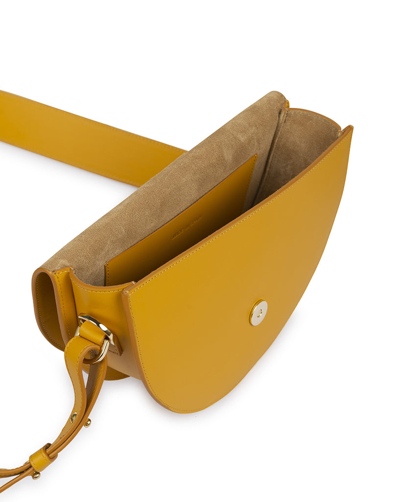 Imagen Interior Saddle de piel color amarillo mostaza Leandra. Bolso made in Spain Leandra a la venta en leandrabrand.com