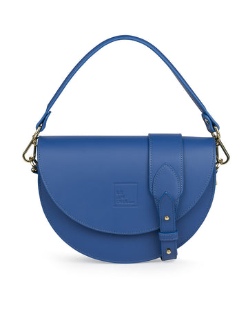 Imagen frontal de bolso tipo saddle de piel azul klein Leandra. Bolso de piel saddle Leandra Made in Spain