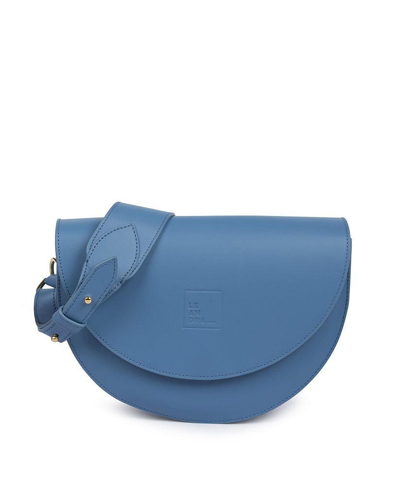 Imagen frontal sin asas de bolso Saddle bag de piel azul. Bolso de mano con asa tipo bandolera de piel color azul made in Spain Leandra a la venta en leandrabrand.com