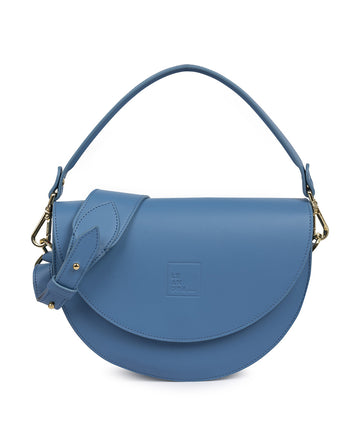Imagen frontal de bolso Saddle bag de piel azul. Bolso azul de piel made in Spain Leandra a la venta en Leandrabrand.com