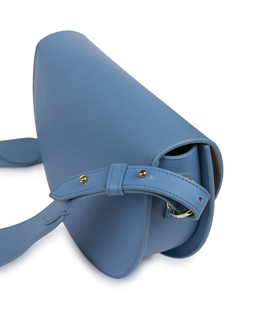 Imagen lateral de bolso tipo Saddle bag de piel azul. Bolso tipo bandolera y asa de mano de piel made in Spain Leandra a la venta en leandrabrand.com