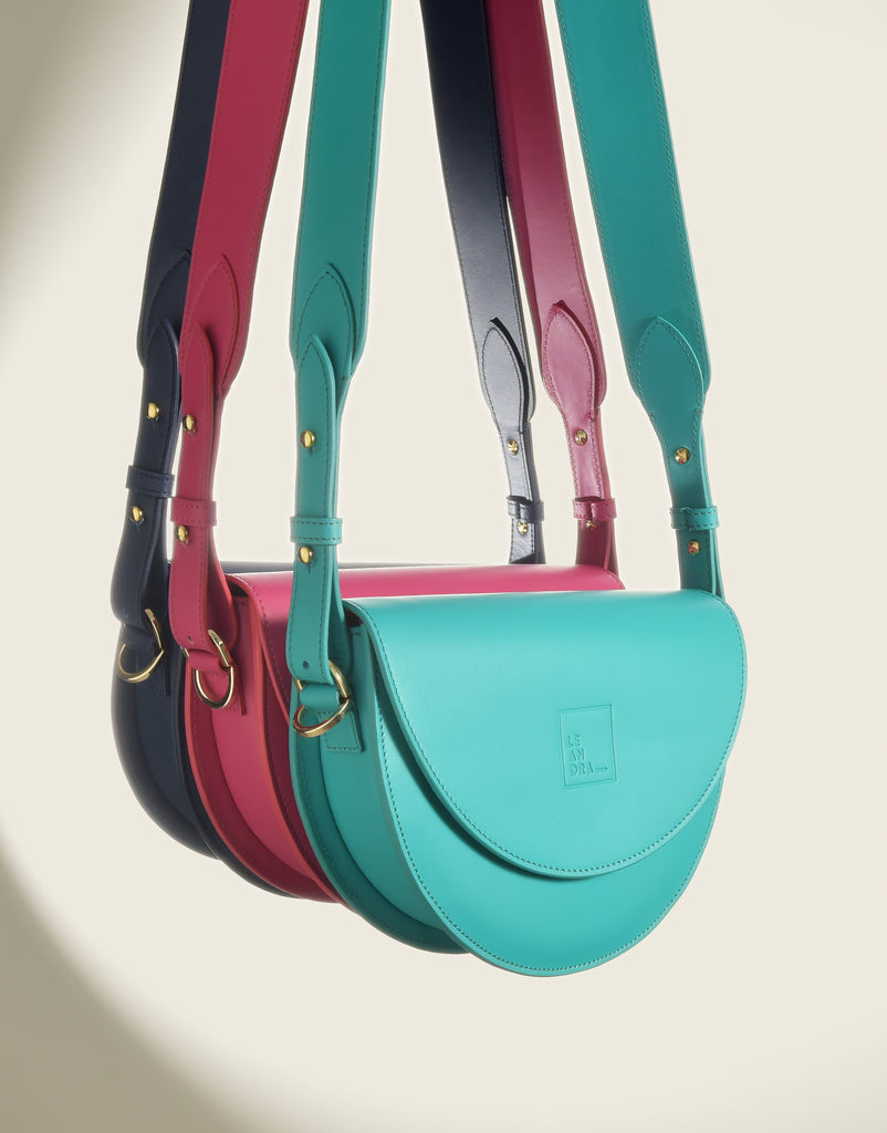 Imagen tipo bodegón de bolsos de piel tipo Saddle bag Leandra fabricados en Ubrique, España a la venta en leandrabrand.com