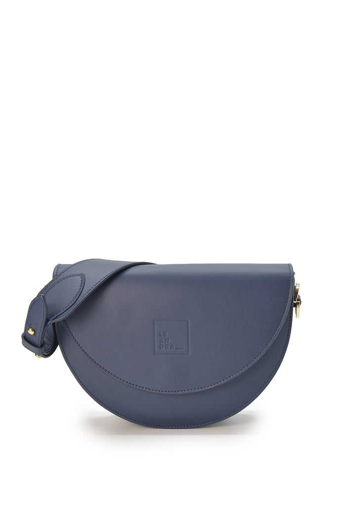 Imagen frontal sin asas de bolso de mano tipo Saddle bag de piel azul oscuro Leandra fabricado en Ubrique a la venta en leandrabrand.com