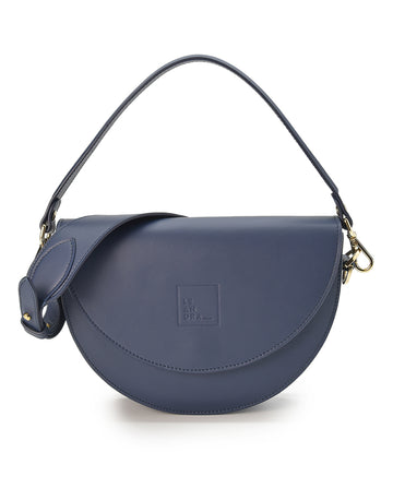 Imagen frontal de bolso de piel azul oscuro tipo Saddle bag Leandra fabricado en Ubrique, España a la venta en leandrabrand.com