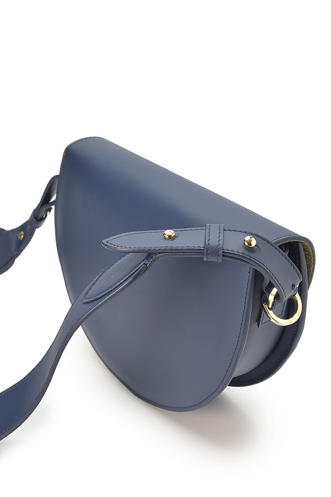Imagen lateral de bandolera de piel color azul oscuro tipo Saddle bag Leandra fabricado en Ubrique, España a la venta en leandrabrand.com