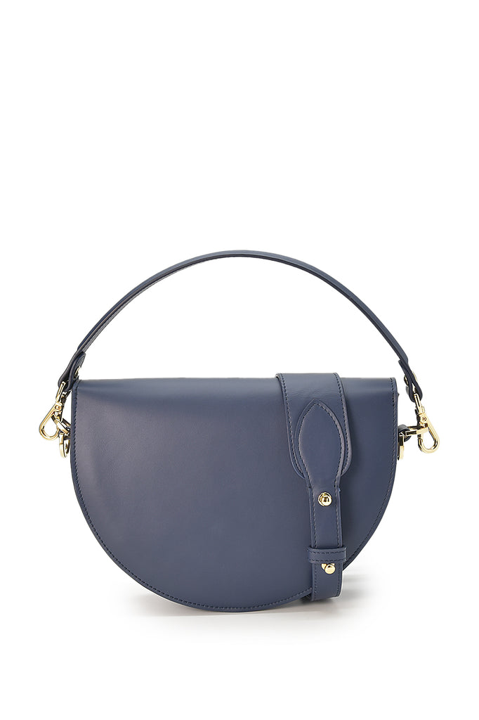 Imagen trasera de bolso de piel color azul oscuro tipo Saddle bag Leandra fabricado en Ubrique, España y a la venta en leandrabrand.com