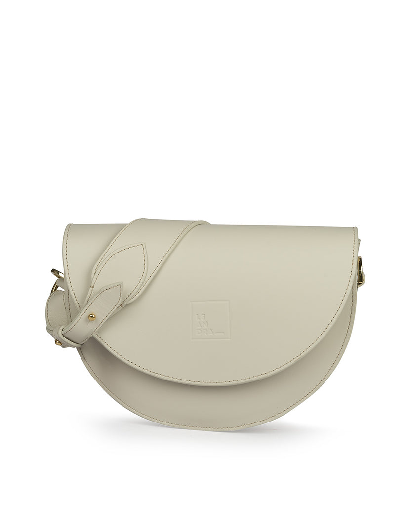 Imagen frontal sin asas de bolso tipo saddle bag color beige Leandra. Bolsos beige de piel Leandra