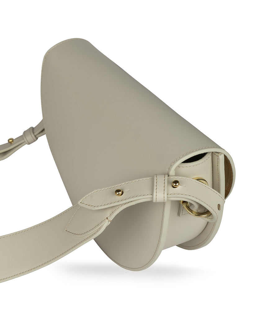 Imagen lateral asa de bolso tipo saddle bag color crema Leandra. Bolso piel Leandra
