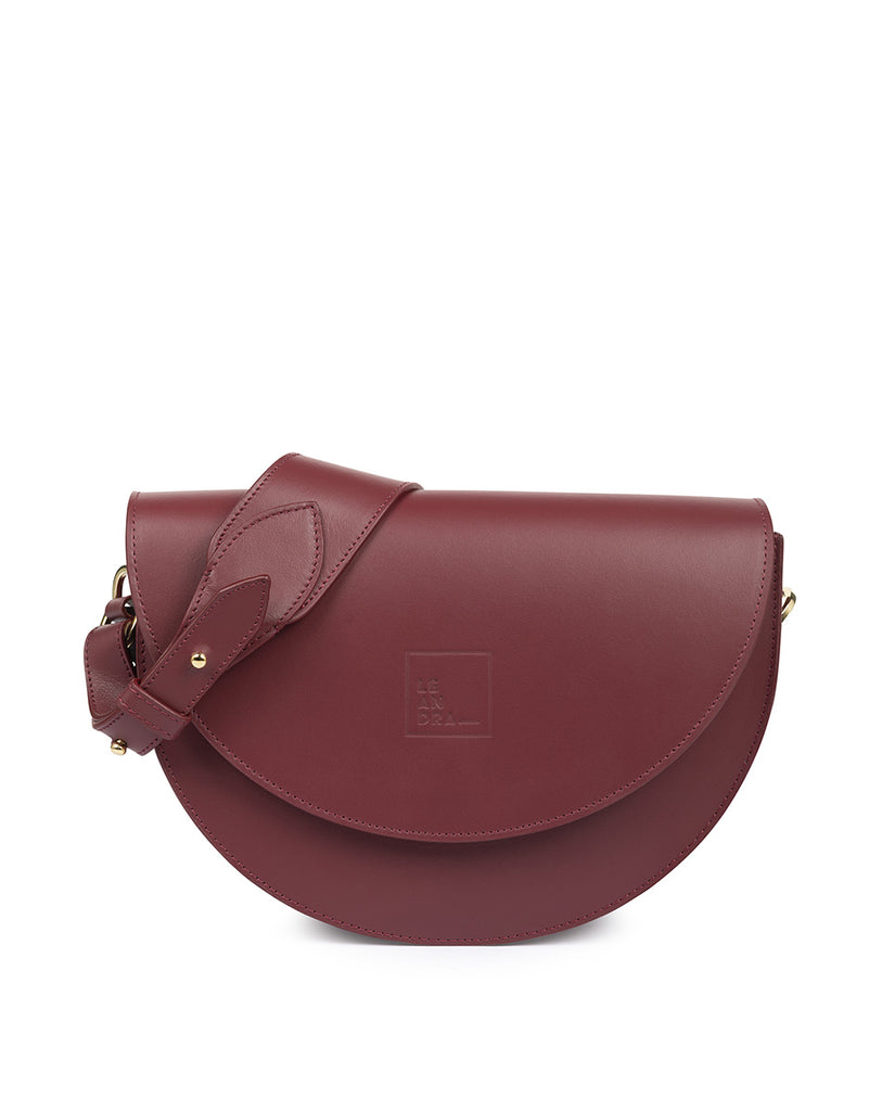 Imagen frontal sin asas de bolso tipo Saddle de piel burdeos Leandra. Bolso de piel  burdeos Leandra Made in Spain