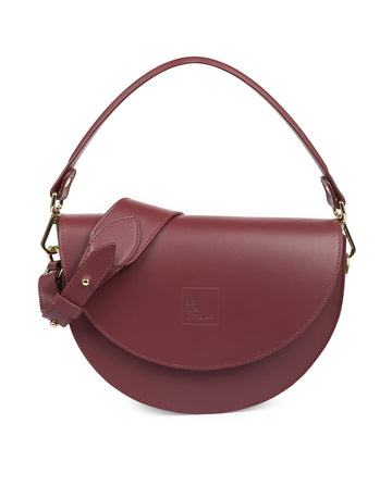 Imagen frontal de bolso tipo saddle de piel burdeos Leandra. Bolso burdeos de piel Leandra Made in Spain