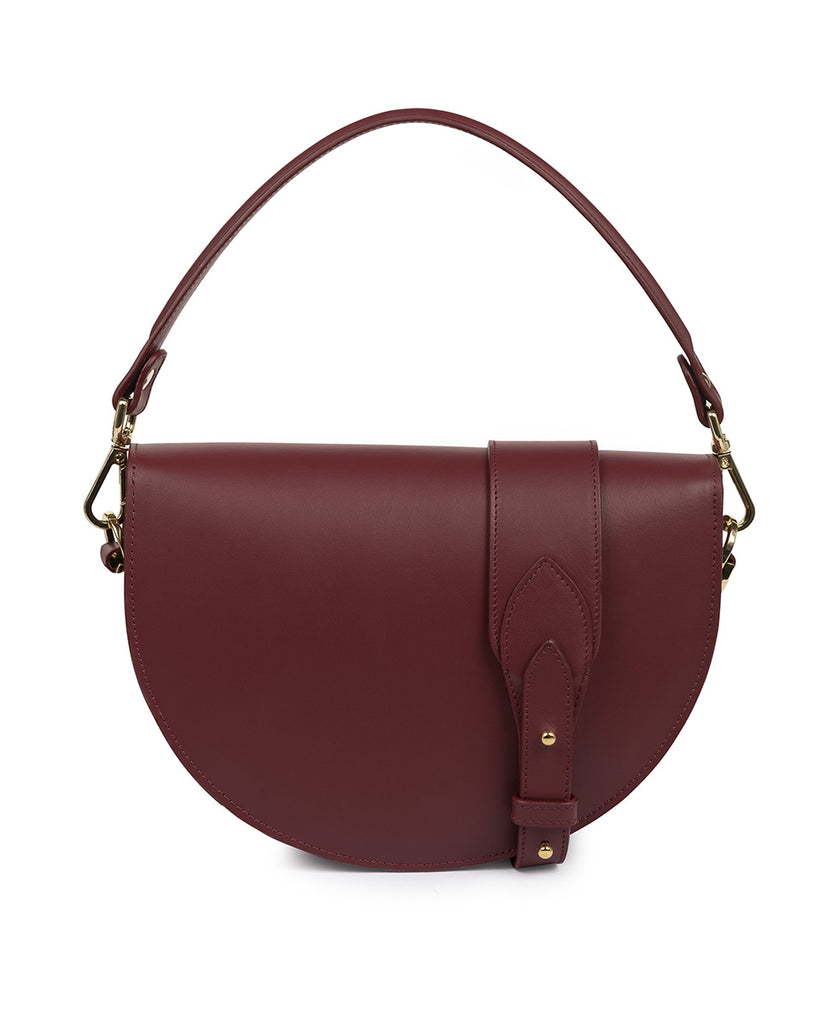 Imagen trasera de bolso tipo saddle bag de piel burdeos Leandra. Bolso burdeos de piel Leandra Made in Spain