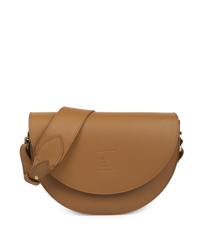 Bolso tipo saddle bag color caramelo Leandra. Bolsos Leandra