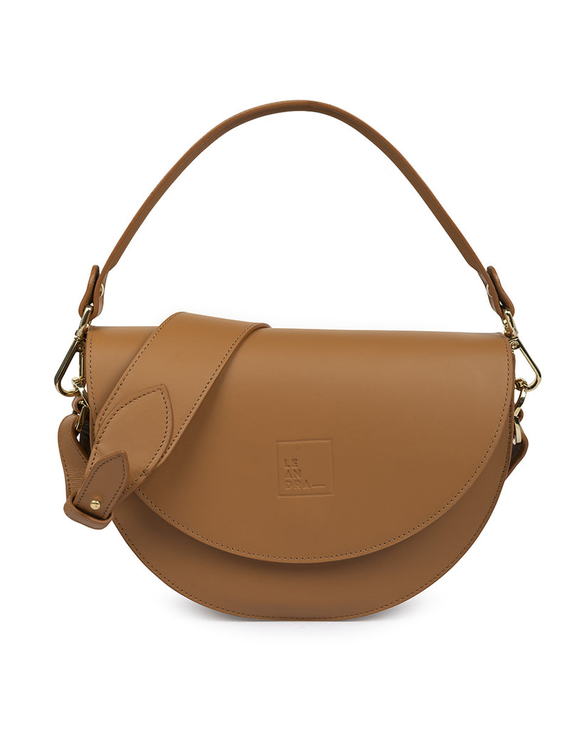 Bolso tipo saddle bag color caramel Leandra. Bolsos de piel Leandra imagen frontal