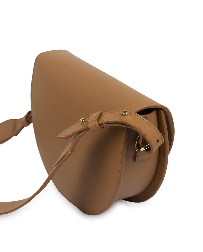 Bolso tipo saddle bag color caramelo Leandra. Bolsos de piel made in Spain Leandra Imagen lateral bolso.