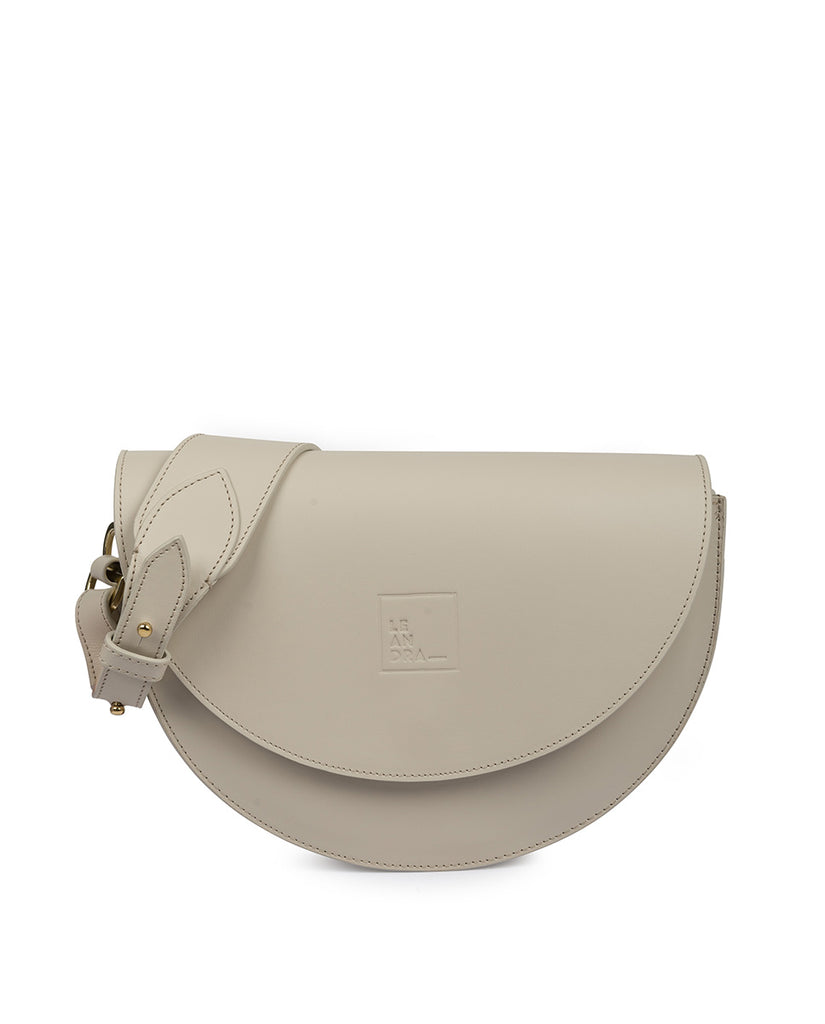 Imagen frontal sin asas de bolso tipo saddle bag color crema taupé Leandra. Bolsos  beige de piel made in Spain Leandra