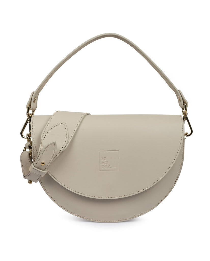 Imagen frontal de bolso tipo saddle bag color crema taupé Leandra. Bolsos beige de piel Leandra